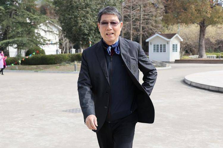 故事环绕14岁说唱歌手洛葛仙妮(查塔·安达曼斯饰)睁开，年数轻轻她便成为举足轻重的MC。