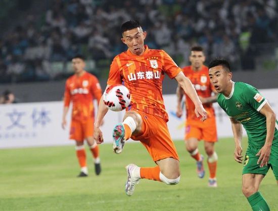 德国媒体sport1的消息，阿方索-戴维斯本人倾向于离开拜仁加盟皇马，除了体育竞技方面的因素还因为球员在拜仁薪水很低没有达到他的预期。